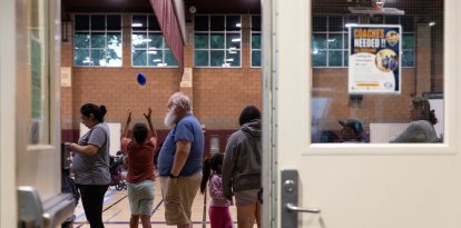Un grupo de evacuados en el condado de Orange (California) tras la fuga química de un tanque