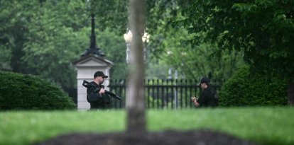 Un agente armado del Servicio Secreto reacciona en la Casa Blanca en Washington, DC, después de que aparentemente se escucharan disparos