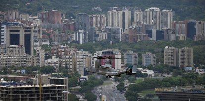 Un avión MV-22B Osprey de los Marines estadounidenses sobrevuela la ciudad en su camino hacia la Embajada de Estados Unidos en Caracas