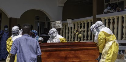 El ataúd de un fallecido por ébola es subido a una camioneta en RD Congo (Archivo)