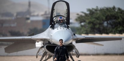 Un piloto estadounidense camina delante de un avión de combate (Archivo)