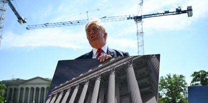 El presidente Trump en el sitio donde se construye el salón de baile de la Casa Blanca.