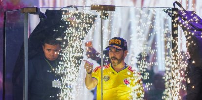Abelardo de la Espriella, candidato presidencial colombiano por el partido Defensores de la Patria, gesticula tras un cristal antibalas durante su último mitin de campaña en Barranquilla