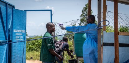 Un trabajador sanitario toma la temperatura a un visitante en el hospital de Rwampara, en Ituri, al este de la República Democrática del Congo