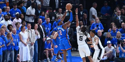 Shai Gilgeous-Alexander (Thunder) encesta delante de Stephon Castle (Spurs)