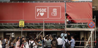 Miembros de los medios de comunicación se concentran frente a la sede del Partido Socialista Obrero Español (PSOE), actualmente en el poder, mientras agentes de la UCO —la unidad de la Guardia Civil especializada en investigaciones complejas y delicadas— registran las instalaciones en Madrid, el 27 de mayo de 2026. La policía española ha entrado hoy en la sede madrileña del partido socialista en el poder para solicitar documentos en el marco de una investigación sobre una presunta financiación ilegal del partido, según han informado fuentes judiciales y policiales. La operación se suma a la creciente presión sobre el presidente del Gobierno, Pedro Sánchez, después de que el expresidente socialista José Luis Rodríguez Zapatero fuera imputado la semana pasada por tráfico de influencias y otros delitos en otro caso.