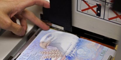 Servicio de Pasaportes del Departamento de Estado con un nuevo pasaporte estadounidense en blanco (Archivo)