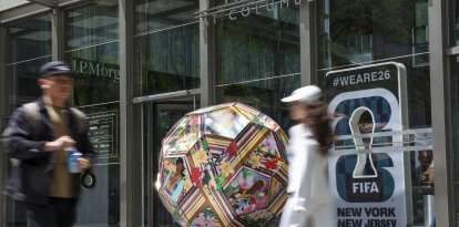 Carteles publicitarios de la Copa Mundial de la FIFA 2026 en un centro comercial de Nueva York
