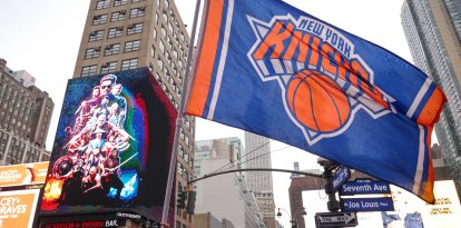 Fanáticos de los Knicks celebrando fuera del Madison Square Garden el 10 de mayo de 2026.