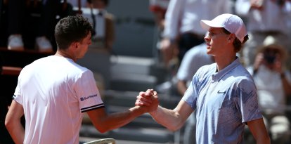 Jannik Sinner felicita a Juan Manuel Cerúndolo por su triunfo