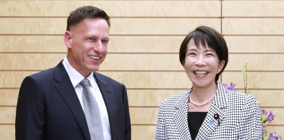 Peter Thiel reunido con la primera ministra japonesa Sanae Takaichi (R), en marzo de 2026.
