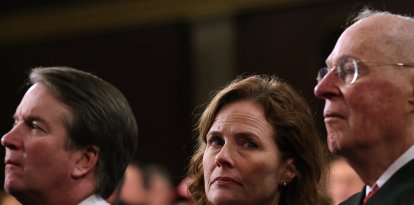 La jueza Amy Coney Barrett (al centro).
