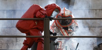 Los bomberos usan trajes de protección contra materiales peligrosos (Archivo)
