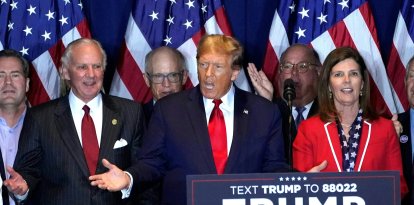 Pamela Evette (derecha) junto a Donald Trump en Carolina del Sur/ Timothy A. Clary