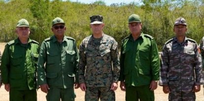 Esta foto publicada en la cuenta X del Comando Sur de los Estados Unidos, el 29 de mayo de 2026, muestra al Comandante del SOUTHCOM, General Francis L. Donovan (C), al Jefe del Estado Mayor y Primer Viceministro de las Fuerzas Armadas Revolucionarias de Cuba (MINFAR), General Roberto Legra Sotolongo (2.º/I) y otros oficiales militares cubanos, durante su reunión de hoy en el perímetro de la Estación Naval de los Estados Unidos en la Bahía de Guantánamo, Cuba.