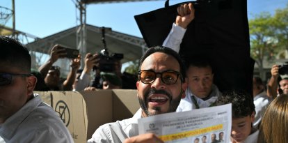 Abelardo De la Espriella en su centro de votación este domingo en Barranquilla.