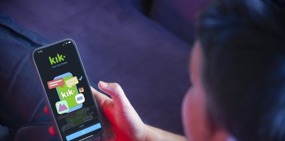 Un joven usando la plataforma de mensajería instantánea Kik.