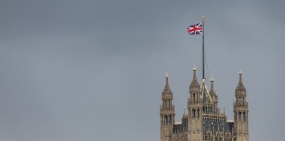 El Palacio de Westminster con la bandera del Reino Unido (Archivo)