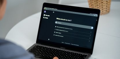 Un hombre usando Meta AI. Imagen de archivo