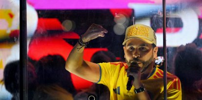 Abelardo de la Espriella, del movimiento Salvadores de la Patria, se dirige a sus seguidores tras un cristal antibalas después del recuento rápido de votos en las elecciones presidenciales en el monumento Ventana al Mundo en Barranquilla, Colombia,