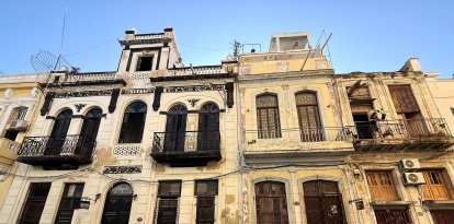 Un clásico automóvil americano es visto en una calle de La Habana (Archivo)