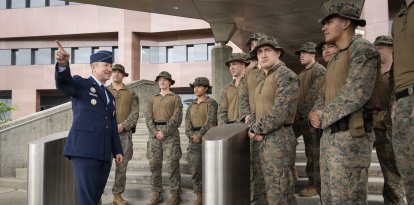 El general Dan Caine saluda al personal militar de la Embajada de EEUU en Caracas.