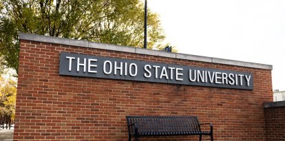 Un letrero en la entrada del campus de la Universidad Estatal de Ohio en Columbus