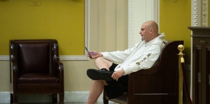 El senador John Fetterman en el Capitolio.