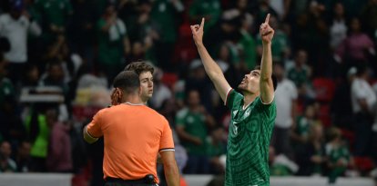 El defensa mexicano n.º 5, Johan Vázquez, celebra tras marcar el gol del empate durante el partido amistoso internacional de fútbol entre México y Serbia, disputado en el Estadio Nemesio Diez de Toluca, México, el 4 de junio de 2026.