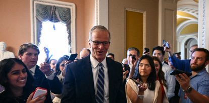 El líder de la mayoría del Senado d, John Thune, republicano por Dakota del Sur, es rodeado por periodistas mientras se dirige a una reunión con los republicanos del Senado en el Capitolio de EEUU, en Washington D. C., el 4 de junio de 2026. La agenda del presidente Donald Trump se enfrenta este jueves a una serie de pruebas en el Senado de EE. UU., ya que los legisladores han iniciado un maratoniano proceso de enmiendas a un proyecto de ley de 70 000 millones de dólares para reforzar la aplicación de la ley de inmigración, tras semanas de inquietud entre los republicanos por algunas de sus medidas políticas más polémicas.
