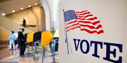 Centro de votación en Los Ángeles, California/ Frederic J. Brown