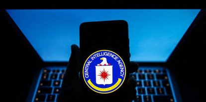 El sello de la Agencia Central de Inteligencia se muestra en la pantalla de un teléfono móvil para una fotografía ilustrativa