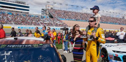 Kyle Busch junto a su esposa y su hijo.