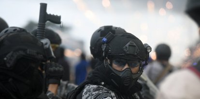 Policías y civiles chocan con manifestantes antigubernamentales