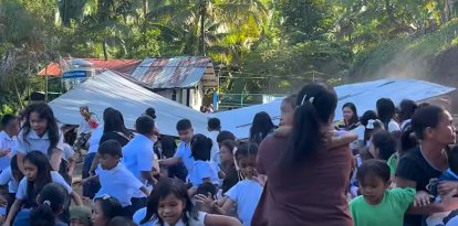 Deped Mahayahay Elementary School durante un terremoto de magnitud 7.8 en la localidad de Malita