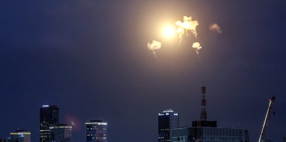 En la imagen se ven las explosiones provocadas por la interceptación de proyectiles por parte del sistema de defensa antimisiles Cúpula de Hierro de Israel sobre Tel Aviv el 28 de febrero de 2026. Estados Unidos e Israel lanzaron ataques contra Irán el 28 de febrero; la cadena pública israelí informó de que el líder supremo iraní había sido uno de los objetivos, mientras que la República Islámica respondía con descargas de misiles contra los Estados del Golfo e Israel.