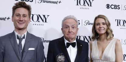 El productor Lorne Michaels posa con el premio a Mejor Musical por "Schmigadoon!"