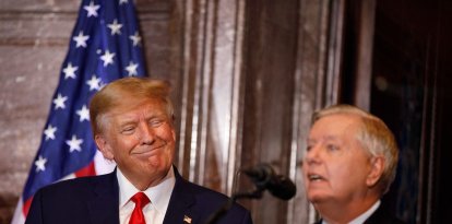 Donald Trump junto a Lindsey Graham/ Logan Cyrus