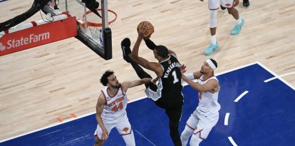 El pívot-ala francés de los San Antonio Spurs, con el dorsal n.º 1, Victor Wembanyama, lanza a canasta mientras es defendido por el escolta de los Knicks, con el dorsal n.º 44, Landry Shamet, y el escolta de los Knicks, con el dorsal n.º 3, Josh Hart, durante el tercer partido de las Finales de la NBA entre los San Antonio Spurs y los New York Knicks, celebrado en el Madison Square Garden de Nueva York el 8 de junio de 2026.