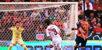 El delantero español Mikel Oyarzabal, con el dorsal número 21, marca el primer gol de su equipo durante el partido amistoso internacional de fútbol para preparar el Mundial de EEUU entre Perú y España, disputado en el Estadio Cuauhtémoc de Puebla (México) el 8 de junio de 2026.