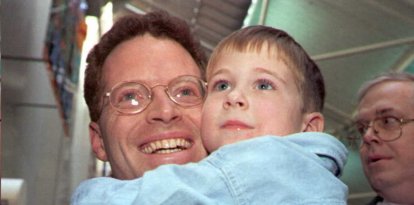 El periodista David Rhode abraza a su sobrino tras ser liberado en 1995.