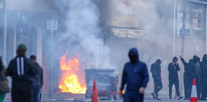 Un edificio es incendiado en la zona de Sandy Row, en el centro de la ciudad de Belfast