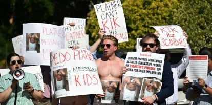 El 2 de junio de 2026, varias personas se reunieron para manifestarse frente al edificio del Comité de Campaña Senatorial Demócrata en Washington DC, mientras el candidato demócrata al Senado por Maine, Graham Platner, se reunía con senadores demócratas. Un rudo criador de ostras que hace poco se deshizo de su tatuaje de estilo nazi es el insólito rostro de la apuesta de los demócratas por arrebatar el Senado a los republicanos del presidente Donald Trump y recuperar a los votantes de clase trabajadora.