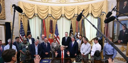El presidente Trump conversando con los periodistas este 11 de junio en la Oficina Oval.