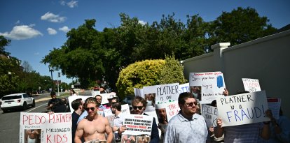 Una multitud se congregó para protestar frente al edificio del Comité de Campaña Senatorial Demócrata, mientras Platner se reunía con senadores demócratas, a inicios de junio.