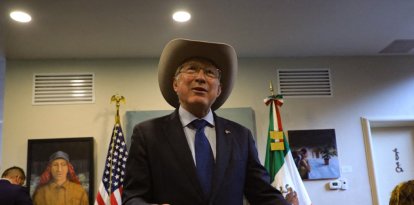 El embajador saliente de Estados Unidos en México, Ken Salazar, corta un pastel de reyes durante su última conferencia de prensa como parte del Día de los Tres Reyes Magos en la Ciudad de México, México, el