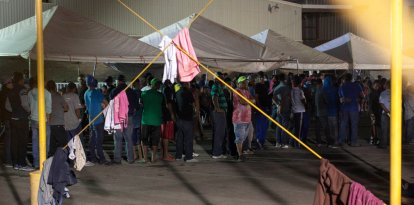 Migrantes centroamericanos hacen cola para recibir comida y descansan sobre colchones en el interior de una bodega que se utiliza como albergue en Piedras Negras, Coahuila (México), el 5 de febrero de 2019. Alrededor de 1.700 migrantes que viajaban en caravana llegaron a la frontera entre Estados Unidos y México el martes, justo cuando el presidente Donald Trump se disponía a pronunciar su discurso sobre el Estado de la Unión.