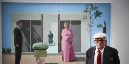 David Hockney posa frente a su cuadro "Fred y Marcia Weisman"