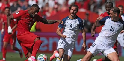 El delantero canadiense n.º 09, Cyle Larin (izquierda), marca el gol del empate durante el partido de fútbol del Grupo B del Mundial de 2026 entre Canadá y Bosnia y Herzegovina, disputado en el Estadio de Toronto, en Toronto, el 12 de junio de 2026.