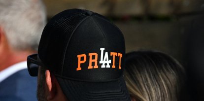 Un simpatizante del candidato a la alcaldía de Los Ángeles, Spencer Pratt, llega a su fiesta electoral en Los Ángeles, California, el 2 de junio de 2026.